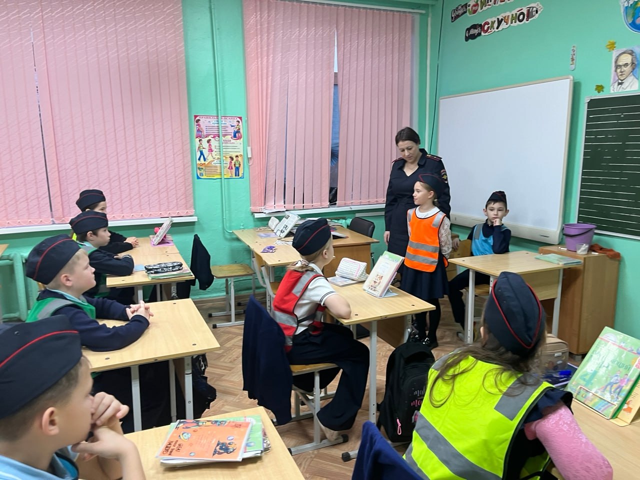 Сотрудники Госавтоинспекции Лунинского района и юные инспектора движения провели мероприятие, посвящённое Дню Героев Отечества Сотрудники Госавтоинспекции Лунинского района и юные инспектора движения провели мероприятие, посвящённое Дню Героев Отечества