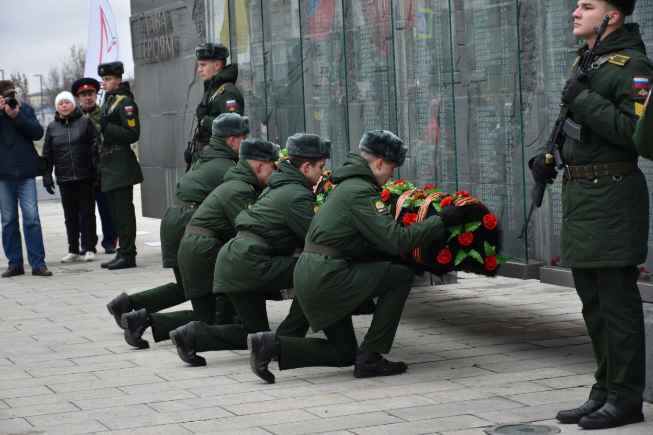 В День Героев Отечества руководитель следственного управления принял участие в возложении цветов к стеле «Слава Героям» В День Героев Отечества руководитель следственного управления принял участие в возложении цветов к стеле «Слава Героям»