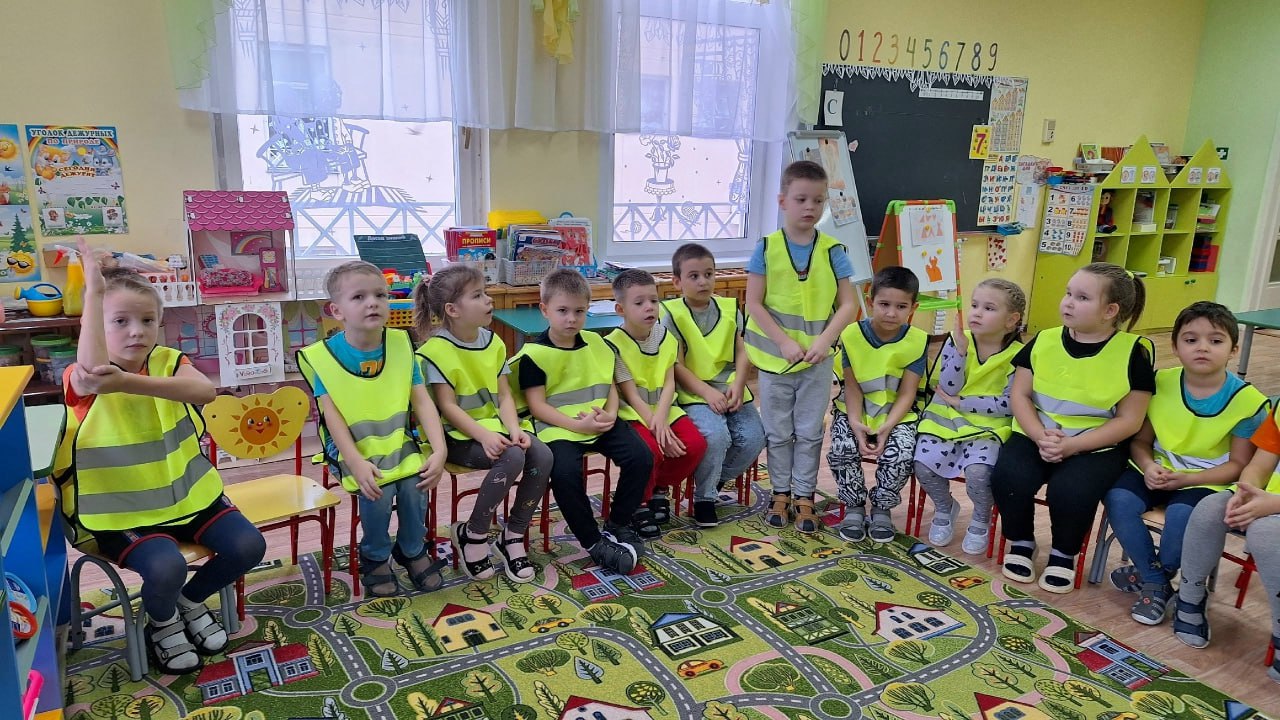 Автоинспекторы Каменского района показали маленьким пассажирам, как правильно пристегиваться в автокреслах