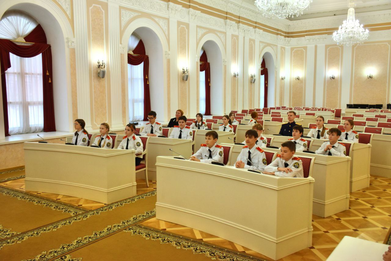 Ко Дню Конституции Российской Федерации сотрудниками следственного управления организована экскурсия для кадет по историческому зданию Законодательного Собрания Пензенской области Ко Дню Конституции Российской Федерации сотрудниками следственного управления организована экскурсия для кадет по историческому зданию Законодательного Собрания Пензенской области