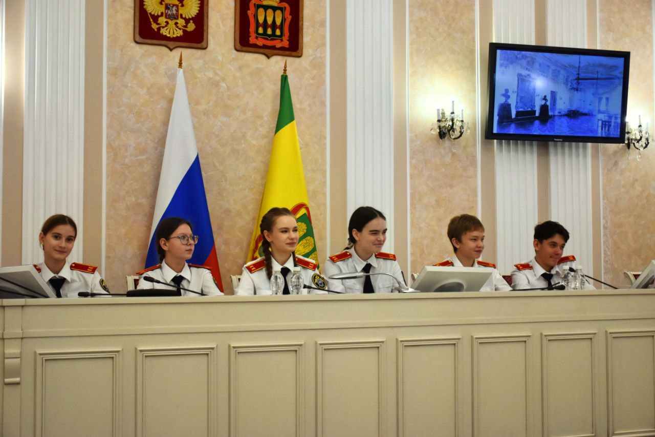 Ко Дню Конституции Российской Федерации сотрудниками следственного управления организована экскурсия для кадет по историческому зданию Законодательного Собрания Пензенской области Ко Дню Конституции Российской Федерации сотрудниками следственного управления организована экскурсия для кадет по историческому зданию Законодательного Собрания Пензенской области