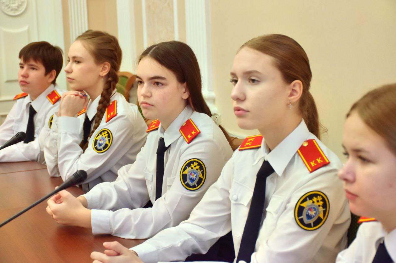 Ко Дню Конституции Российской Федерации сотрудниками следственного управления организована экскурсия для кадет по историческому зданию Законодательного Собрания Пензенской области Ко Дню Конституции Российской Федерации сотрудниками следственного управления организована экскурсия для кадет по историческому зданию Законодательного Собрания Пензенской области