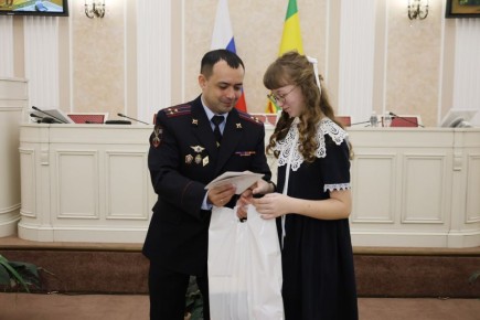 Врио начальника УМВД России по Пензенской области Ренат Алмаев вручил 14-летним активистам первые в их жизни паспорта гражданина Российской Федерации