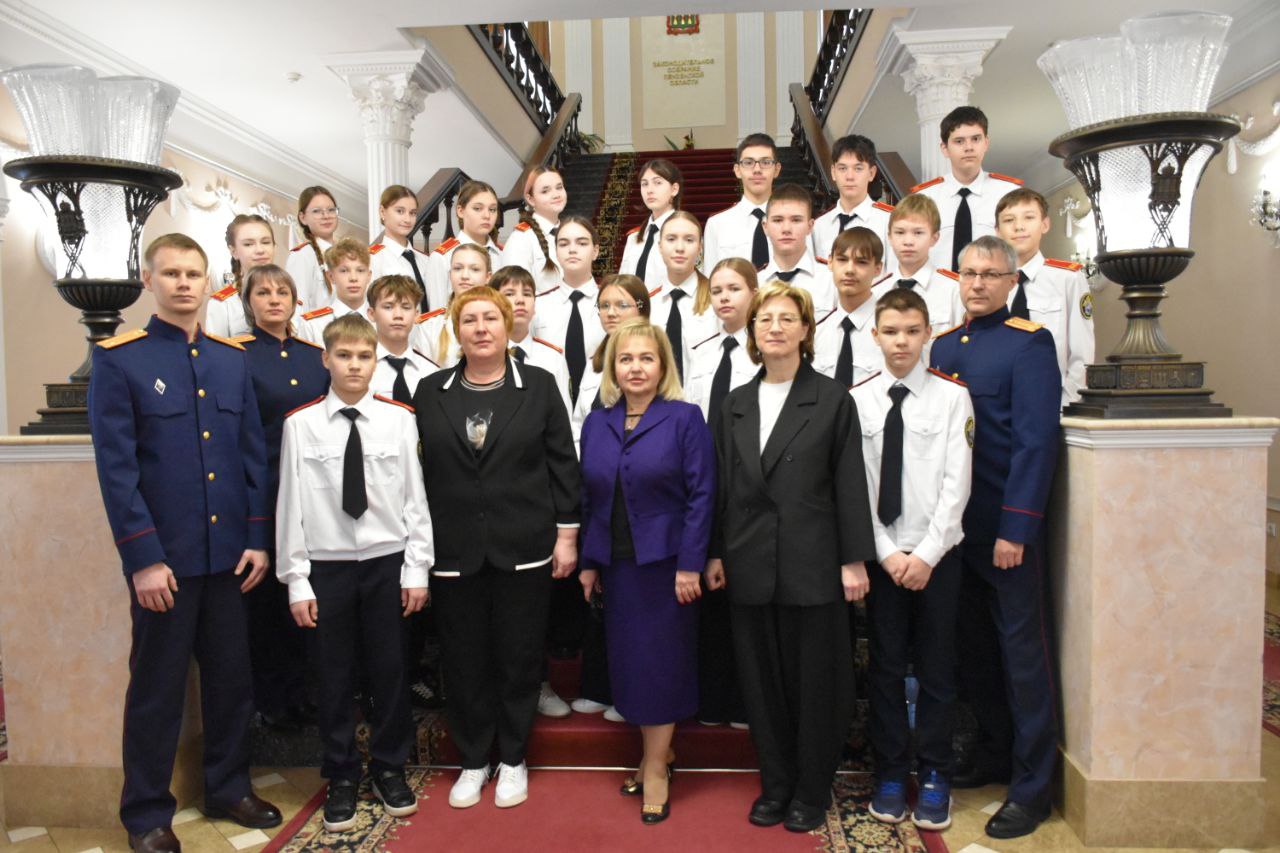 Ко Дню Конституции Российской Федерации сотрудниками следственного управления организована экскурсия для кадет по историческому зданию Законодательного Собрания Пензенской области