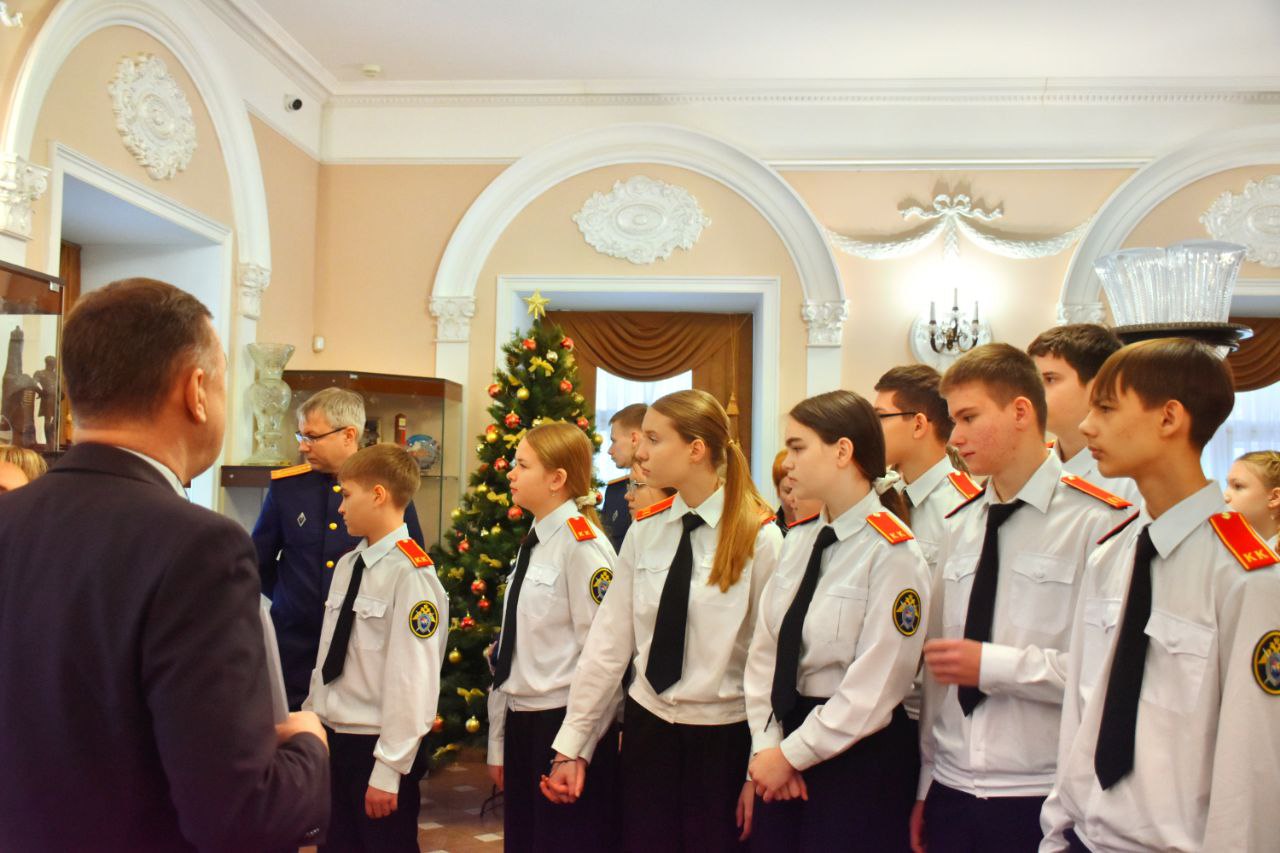 Ко Дню Конституции Российской Федерации сотрудниками следственного управления организована экскурсия для кадет по историческому зданию Законодательного Собрания Пензенской области Ко Дню Конституции Российской Федерации сотрудниками следственного управления организована экскурсия для кадет по историческому зданию Законодательного Собрания Пензенской области