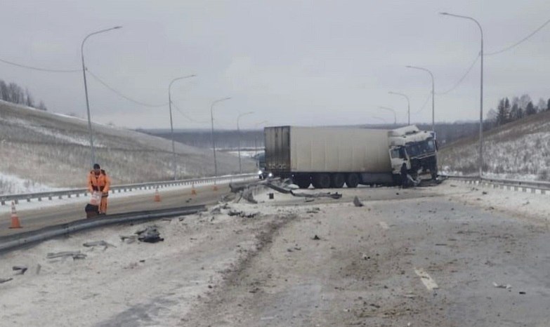 Две федеральные трассы временно перекрыты из-за массовых ДТП Две федеральные трассы временно перекрыты из-за массовых ДТП