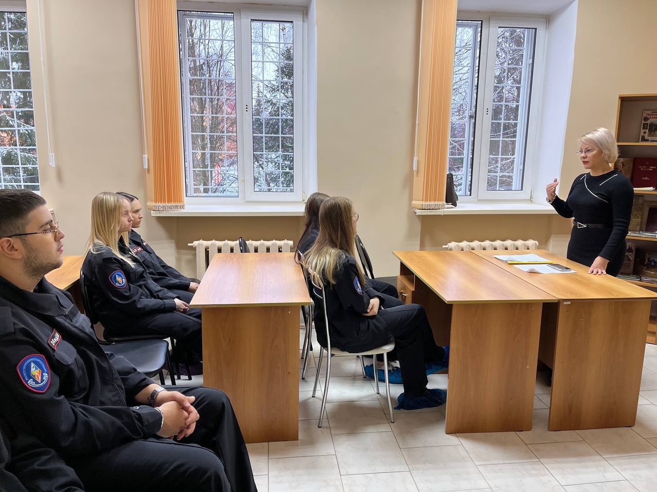 В Центре временного содержания для несовершеннолетних правонарушителей пензенские полицейские провели правовой урок со студентами и школьниками В Центре временного содержания для несовершеннолетних правонарушителей пензенские полицейские провели правовой урок со студентами и школьниками