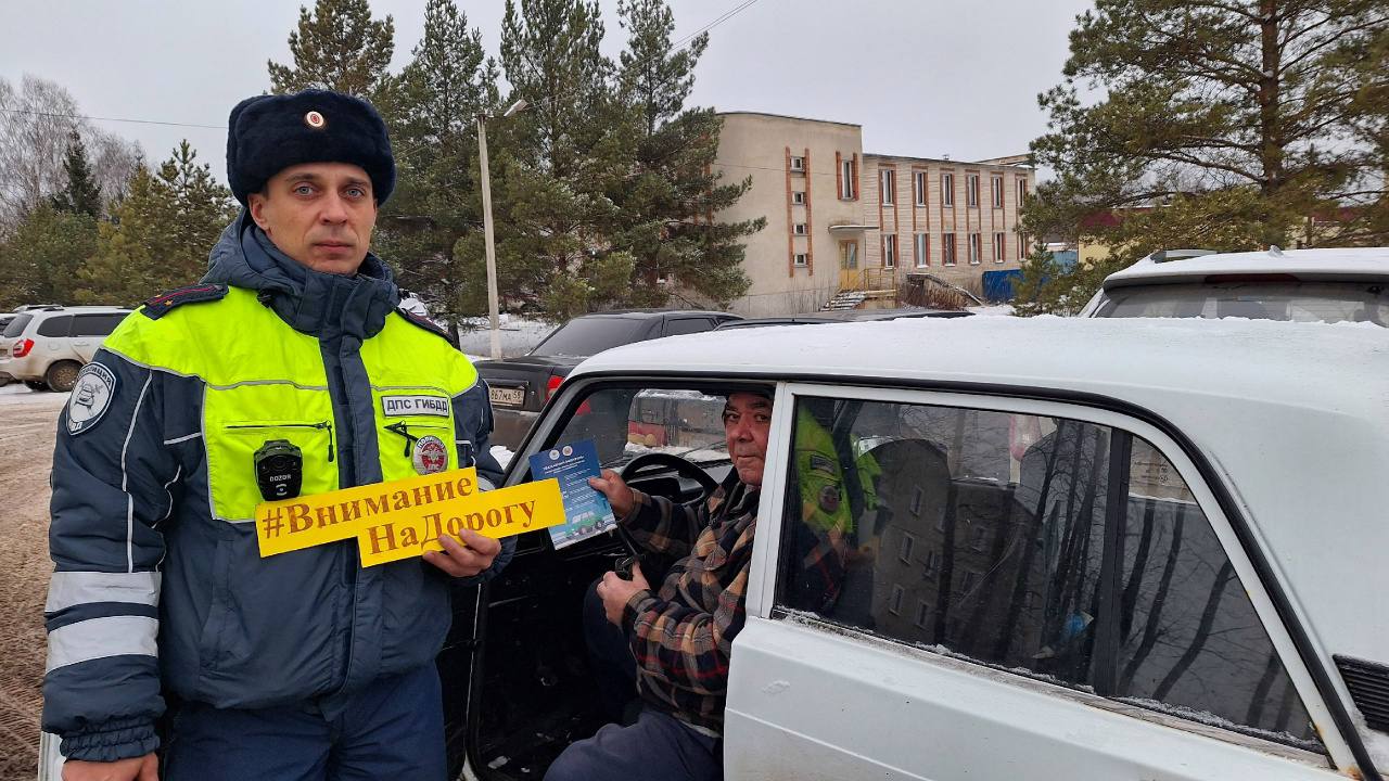 Сотрудники Госавтоинспекции Каменского района напомнили водителям о важности соблюдения Правил дорожного движения в зимний период Сотрудники Госавтоинспекции Каменского района напомнили водителям о важности соблюдения Правил дорожного движения в зимний период