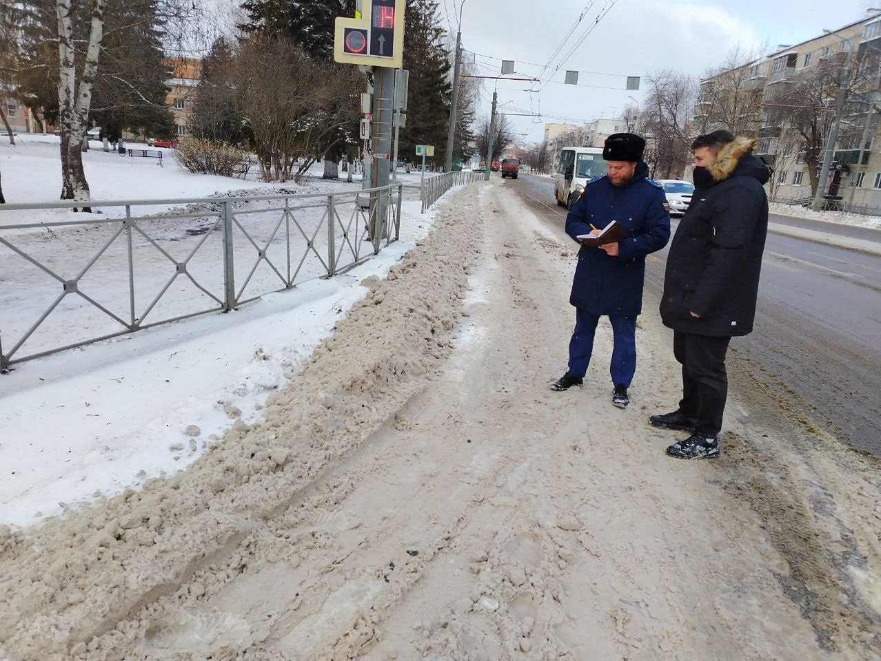 Прокуроры в Пензе организовали проверки деятельности ответственных служб в части своевременности уборки автомобильных дорог и придомовых территорий от снега и наледи Прокуроры в Пензе организовали проверки деятельности ответственных служб в части своевременности уборки автомобильных дорог и придомовых территорий от снега и наледи