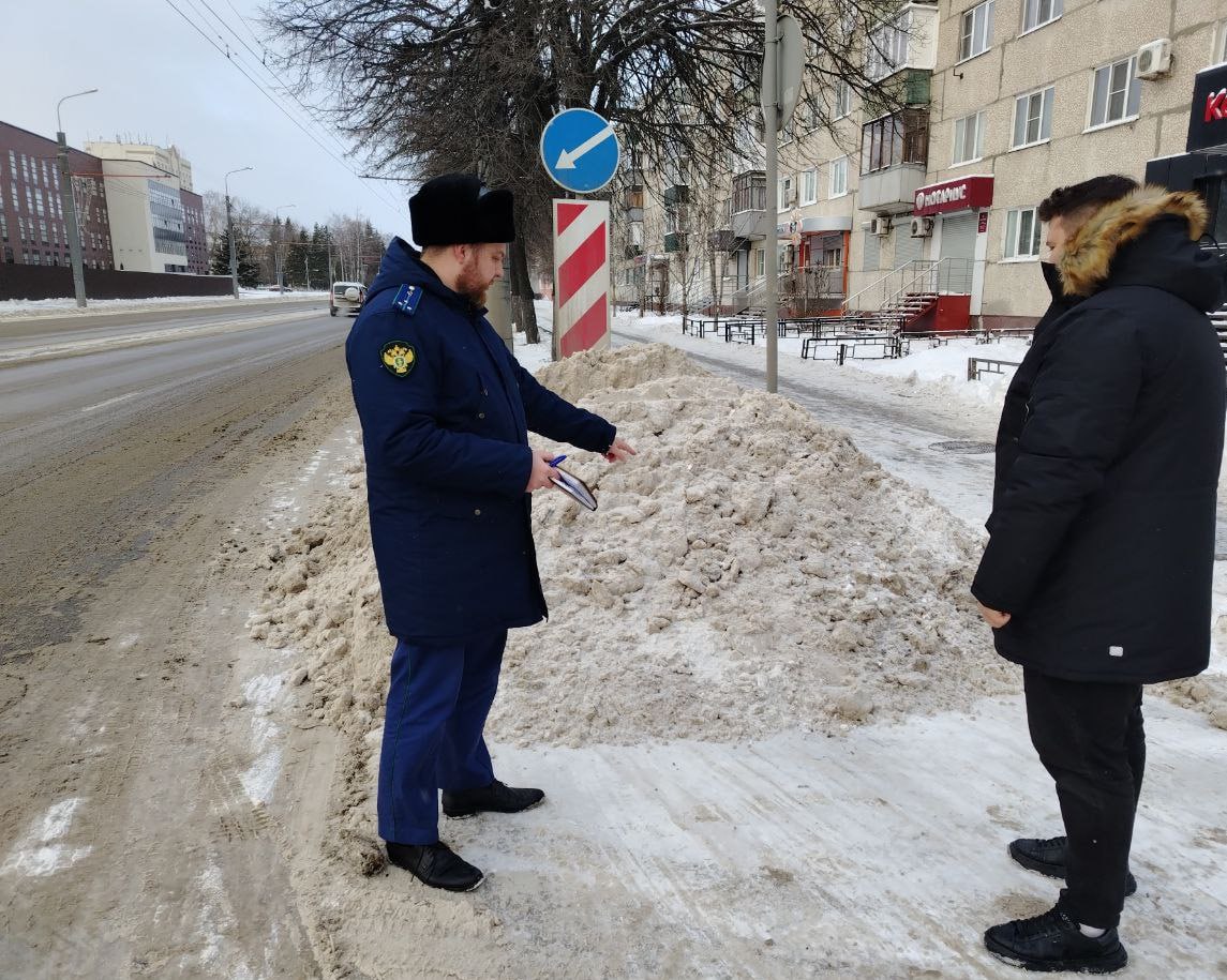 Прокуроры в Пензе организовали проверки деятельности ответственных служб в части своевременности уборки автомобильных дорог и придомовых территорий от снега и наледи Прокуроры в Пензе организовали проверки деятельности ответственных служб в части своевременности уборки автомобильных дорог и придомовых территорий от снега и наледи
