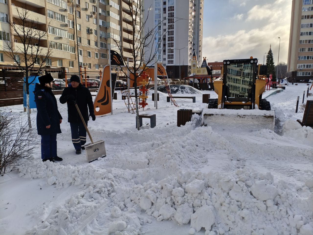 Прокуроры в Пензе организовали проверки деятельности ответственных служб в части своевременности уборки автомобильных дорог и придомовых территорий от снега и наледи Прокуроры в Пензе организовали проверки деятельности ответственных служб в части своевременности уборки автомобильных дорог и придомовых территорий от снега и наледи