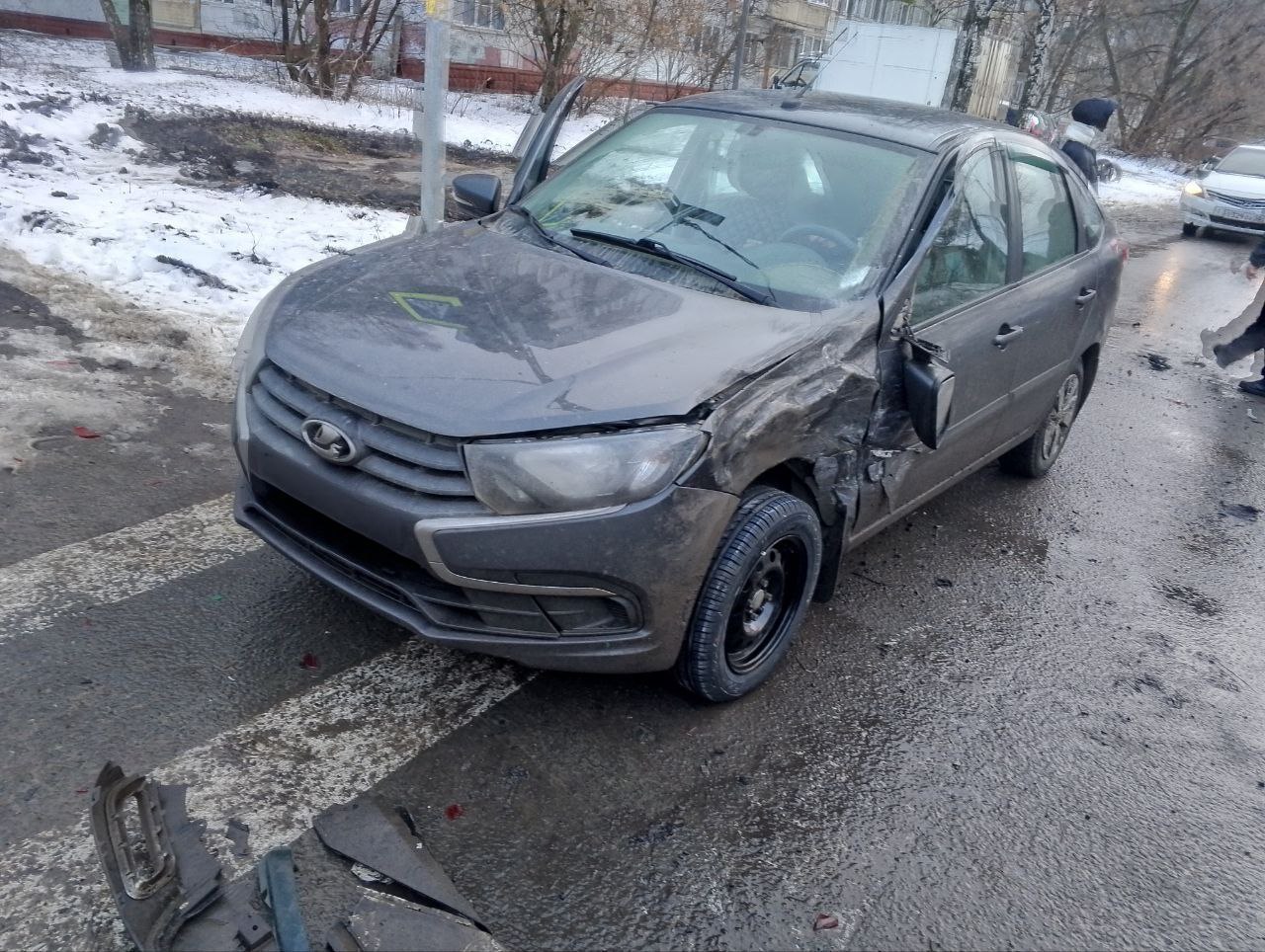 Трех пассажиров автобуса госпитализировали после столкновения с двумя легковушками Трех пассажиров автобуса госпитализировали после столкновения с двумя легковушками