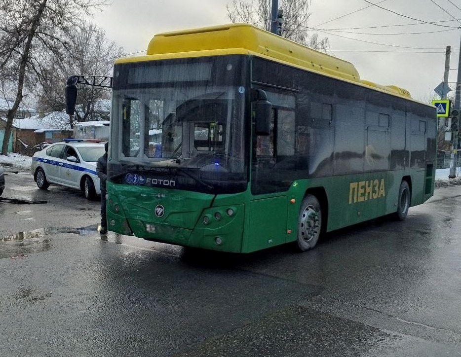 Трех пассажиров автобуса госпитализировали после столкновения с двумя легковушками