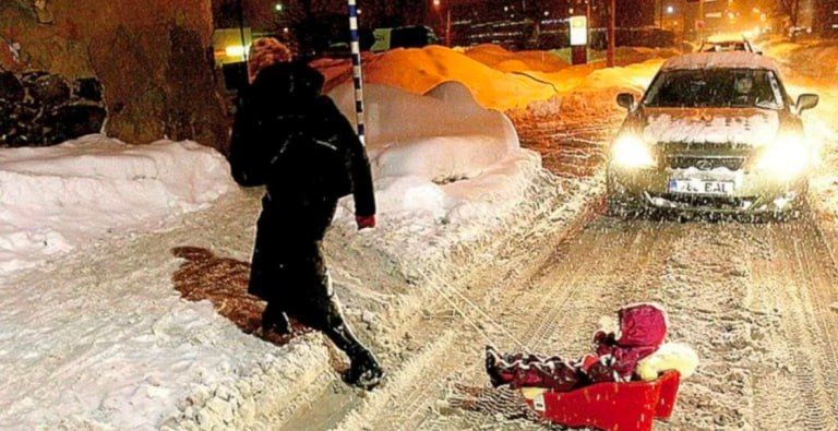 Госавтоинспекция Пензенской области напоминает взрослым, как правильно перевозить ребёнка на санках через дорогу