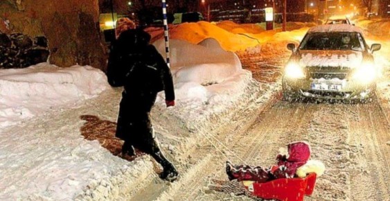 Госавтоинспекция Пензенской области напоминает взрослым, как правильно перевозить ребёнка на санках через дорогу