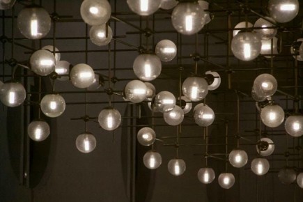 Как быстро убрать пыль с люстры: три способа без стремянки и разборки