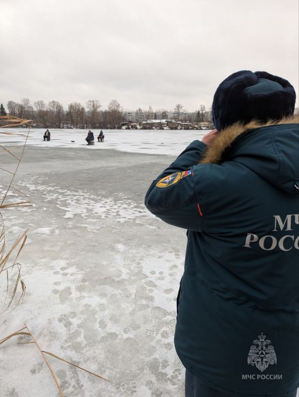 Первый лёд опасен!. На Сурском водохранилище мужчина провалился под лёд