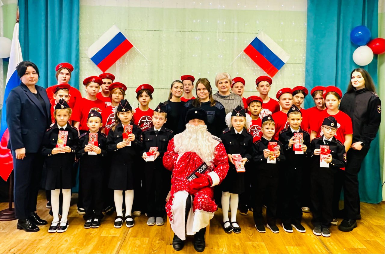 В Городищенском районе Полицейский Дед Мороз поздравил кадетов с принятием присяги В Городищенском районе Полицейский Дед Мороз поздравил кадетов с принятием присяги