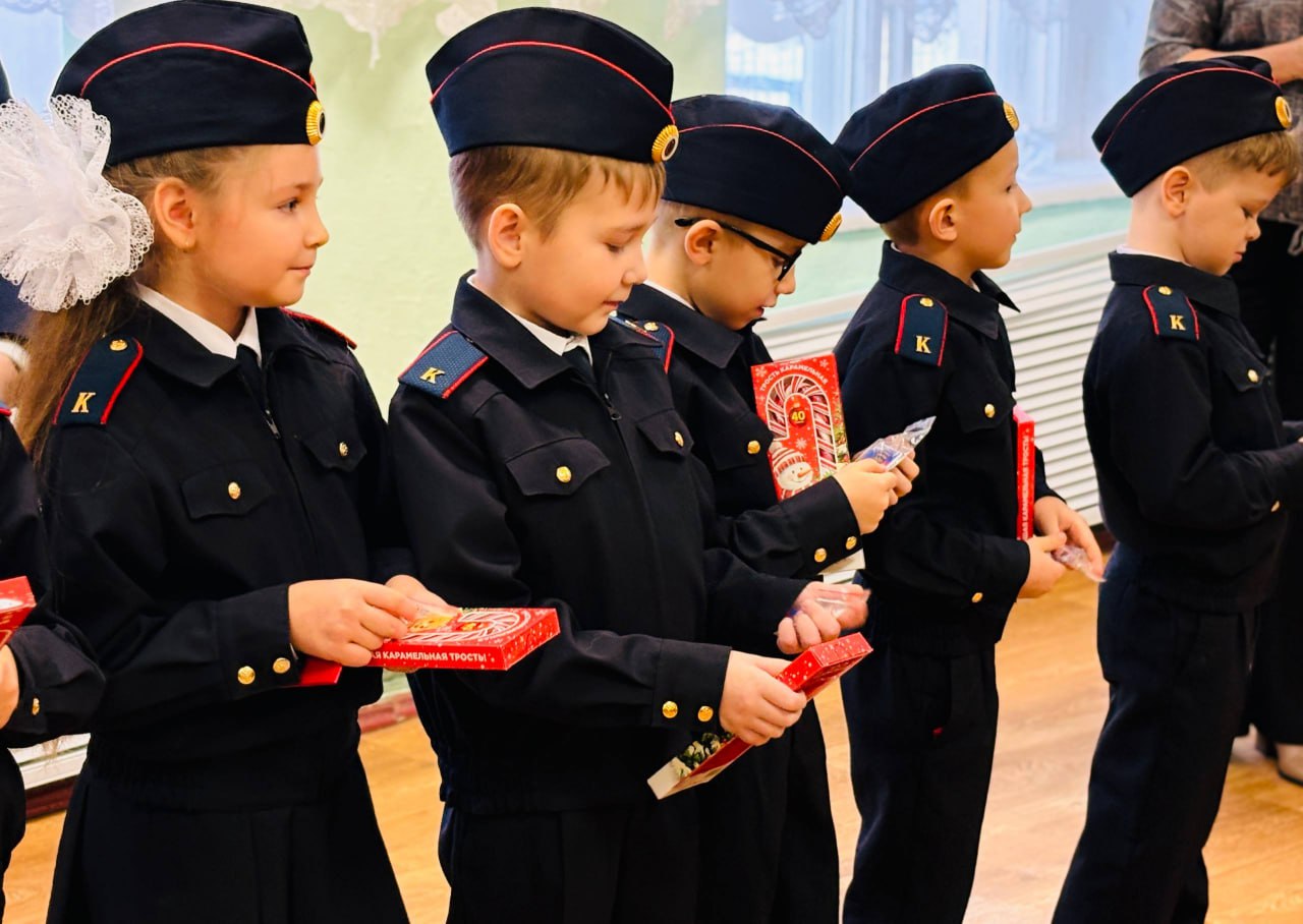 В Городищенском районе Полицейский Дед Мороз поздравил кадетов с принятием присяги В Городищенском районе Полицейский Дед Мороз поздравил кадетов с принятием присяги