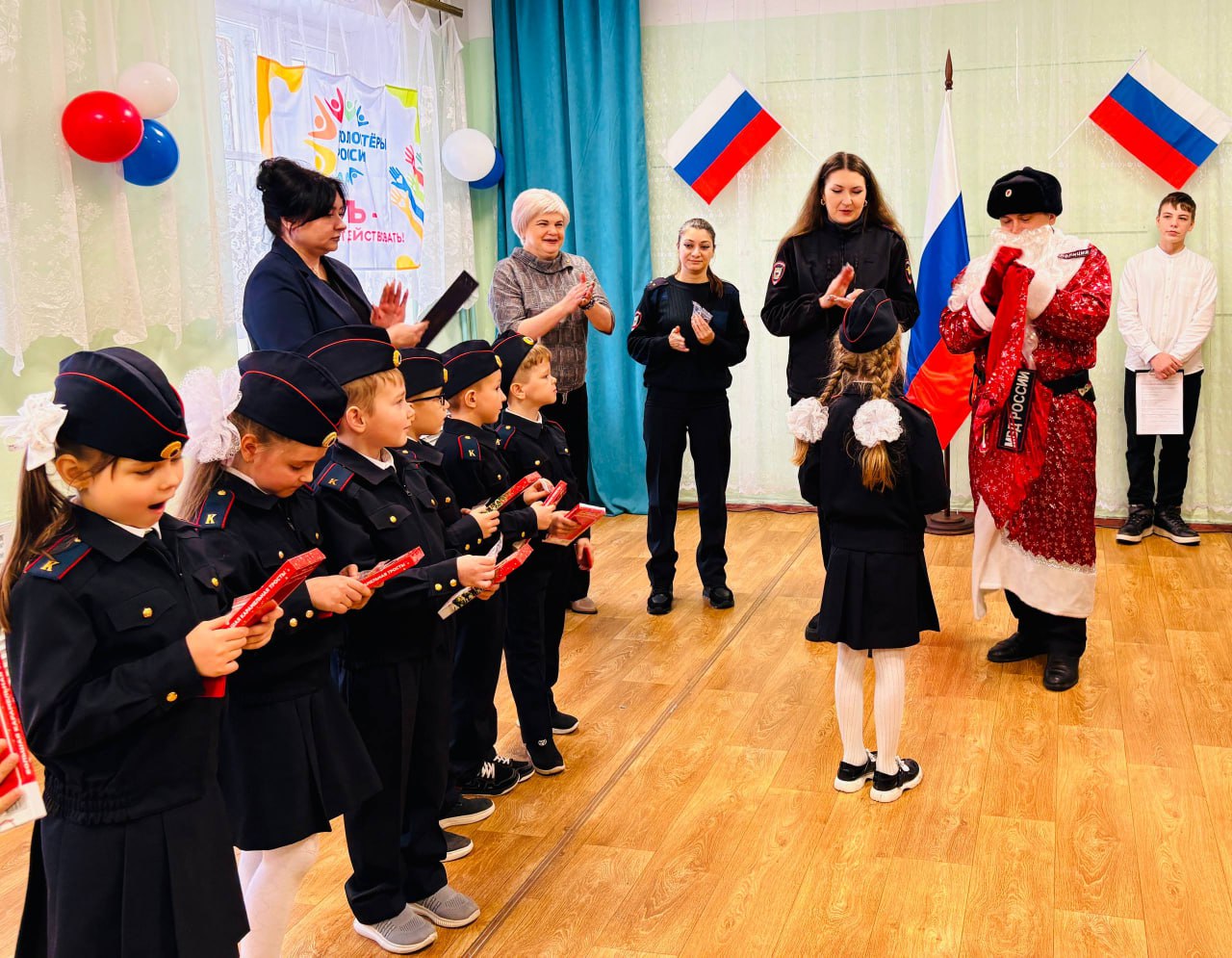 В Городищенском районе Полицейский Дед Мороз поздравил кадетов с принятием присяги В Городищенском районе Полицейский Дед Мороз поздравил кадетов с принятием присяги