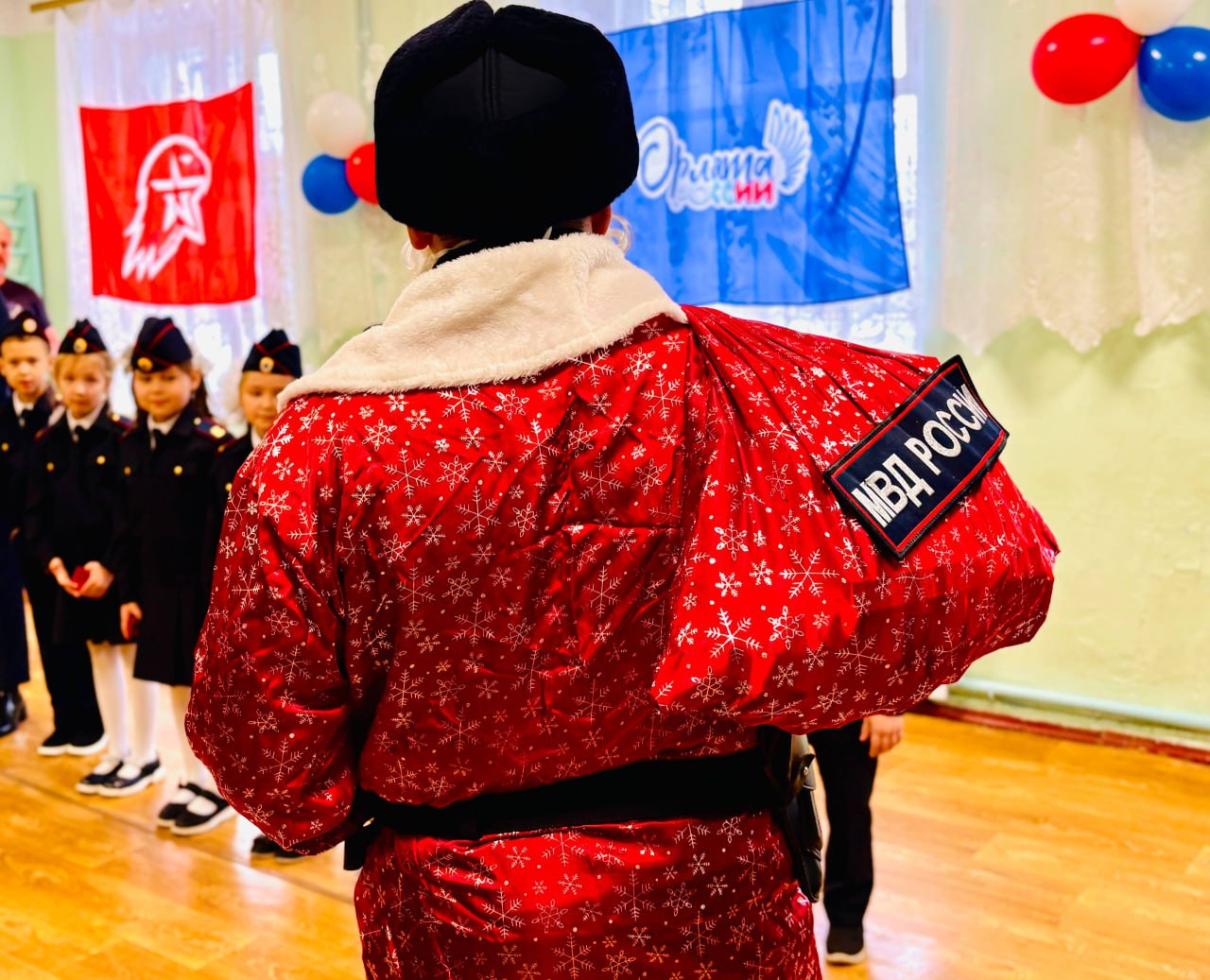 В Городищенском районе Полицейский Дед Мороз поздравил кадетов с принятием присяги В Городищенском районе Полицейский Дед Мороз поздравил кадетов с принятием присяги