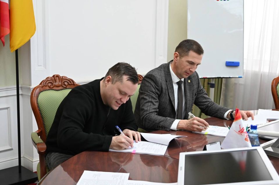 Олег Денисов: Подписали соглашения с победителями городского конкурса проектов социально ориентированных некоммерческих организаций