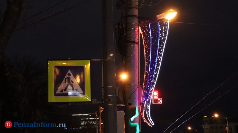 Праздничная иллюминация - консоли-флаги - на световых опорах, расположенных на улицах Пушкина, Суворова, Кирова, Калинина, Володарского, не функционирует должным образом