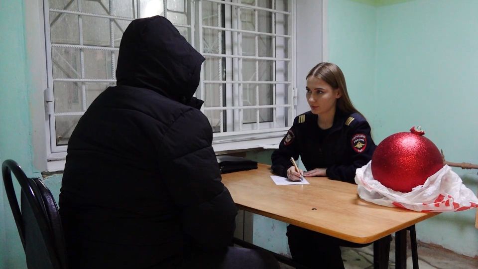 В Пензе полицейские задержали молодого человека, подозреваемого в краже новогоднего шара с елки, которая установлена у торгового центра на улице Суворова