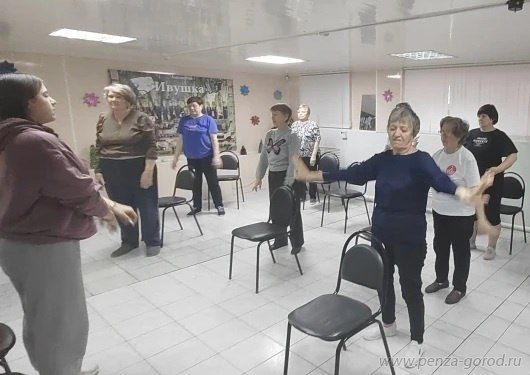 Пожилые горожане занимаются суставной гимнастикой