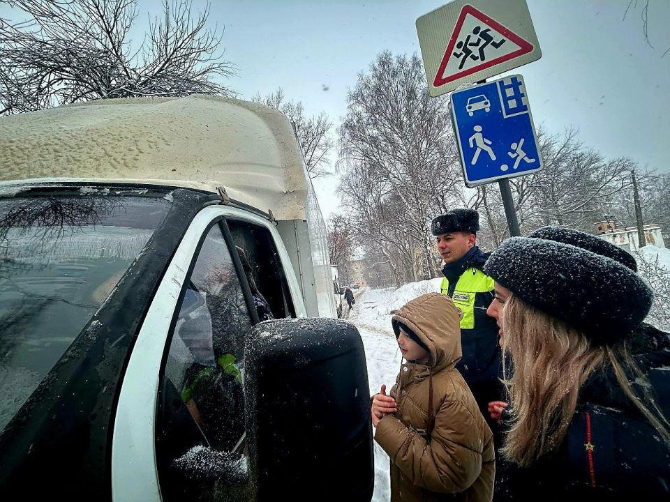 В городе Пензе школьники призвали водителей соблюдать Правила дорожного движения в зимний период