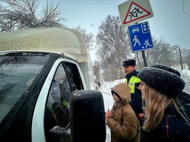 В городе Пензе школьники призвали водителей соблюдать Правила дорожного движения в зимний период