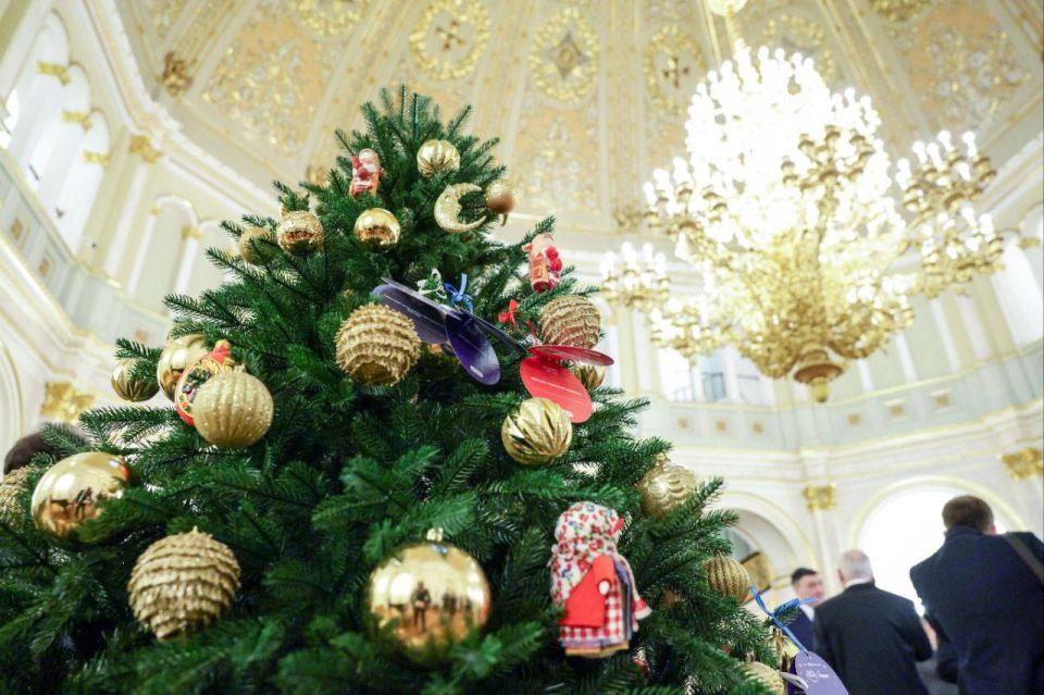 Олег Мельниченко: Перед заседанием Госсовета РФ снял с кремлевской «Ёлки желаний» три шара с новогодними пожеланиями