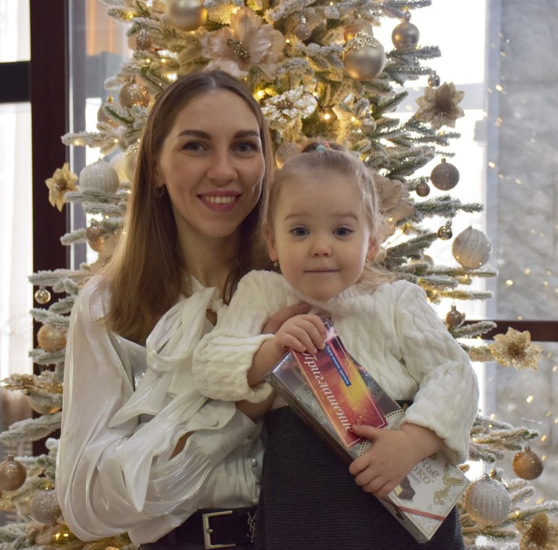 За призом – пригласительным билетом на два лица на новогоднее представление в Пензенский театр юного зрителя – пришли Елена Малашина и ее трехлетняя дочка Валерия