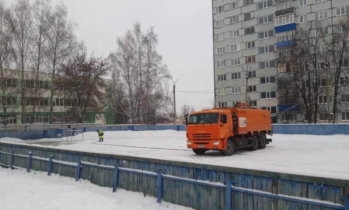 Олег Денисов: Морозные дни позволяют заливать хоккейные площадки на внутридворовых и пришкольных территориях Олег Денисов: Морозные дни позволяют заливать хоккейные площадки на внутридворовых и пришкольных территориях