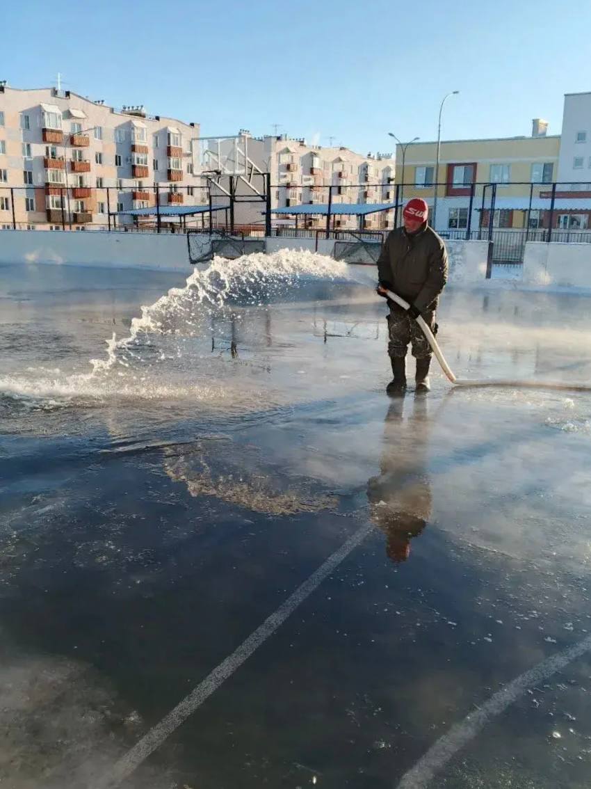 Олег Денисов: Морозные дни позволяют заливать хоккейные площадки на внутридворовых и пришкольных территориях Олег Денисов: Морозные дни позволяют заливать хоккейные площадки на внутридворовых и пришкольных территориях