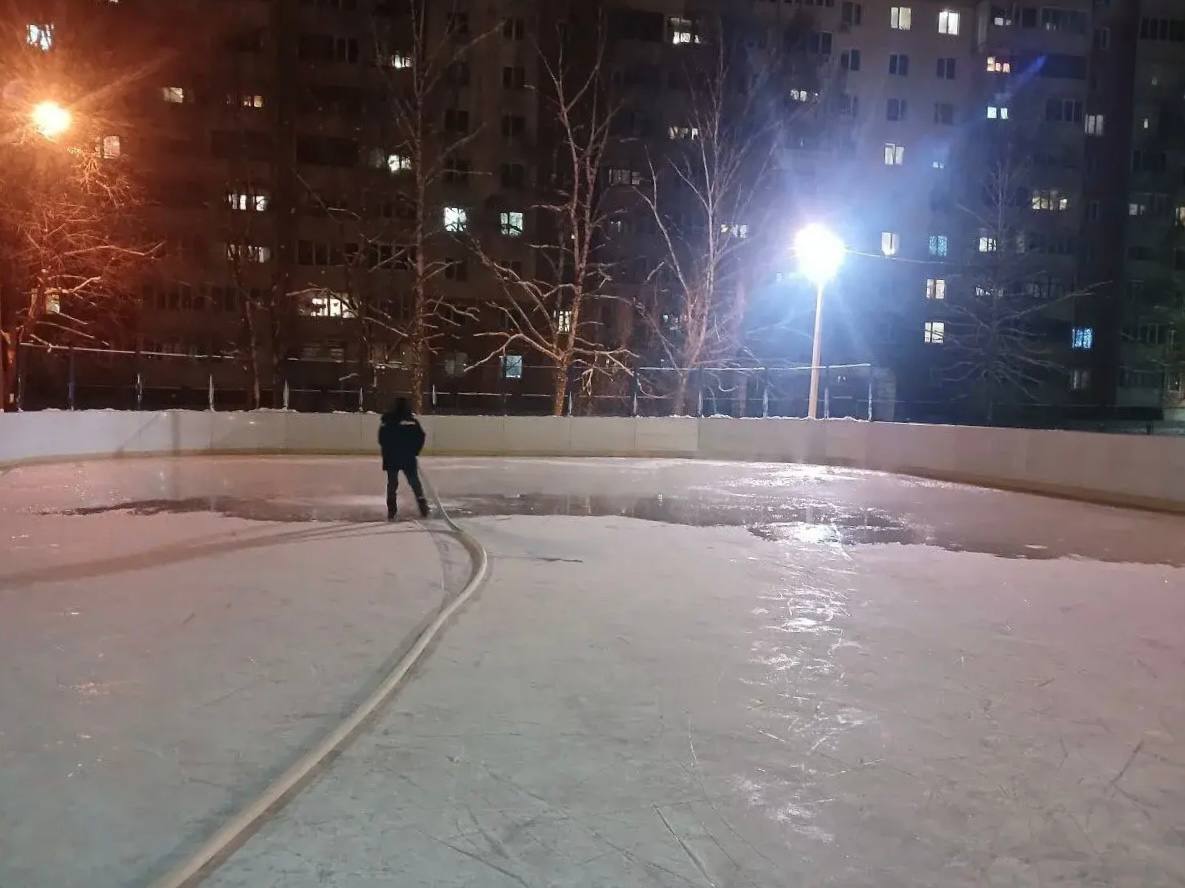 Олег Денисов: Морозные дни позволяют заливать хоккейные площадки на внутридворовых и пришкольных территориях Олег Денисов: Морозные дни позволяют заливать хоккейные площадки на внутридворовых и пришкольных территориях