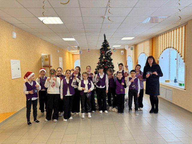 Школьники и дорожные полицейские Сердобского района украсили новогоднюю елку снежинками с дорожными знаками