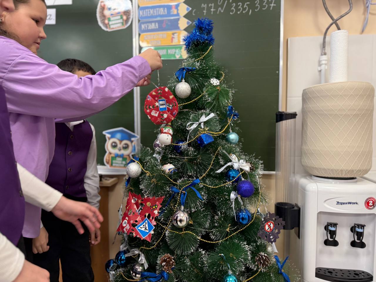 Школьники и дорожные полицейские Сердобского района украсили новогоднюю елку снежинками с дорожными знаками Школьники и дорожные полицейские Сердобского района украсили новогоднюю елку снежинками с дорожными знаками