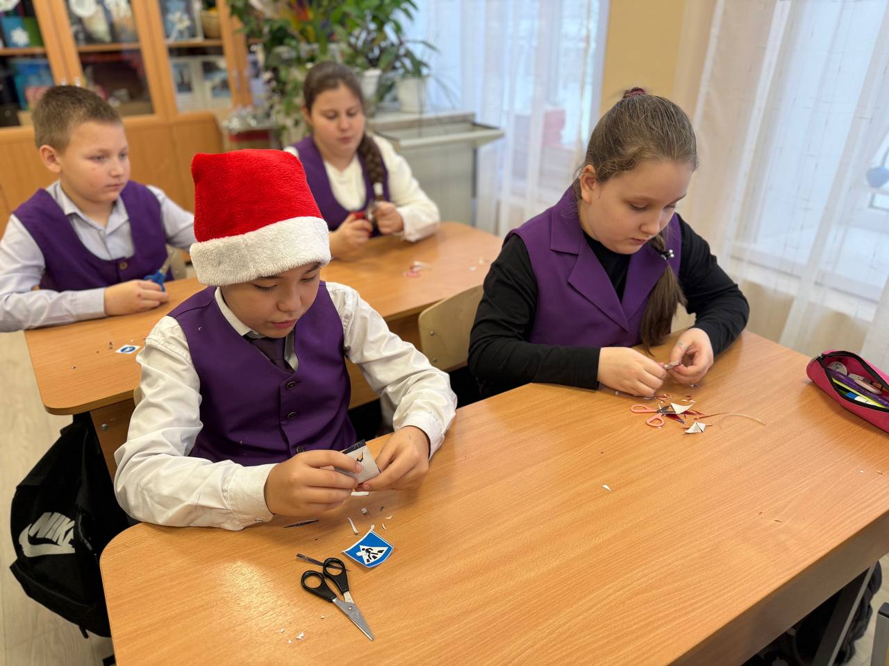 Школьники и дорожные полицейские Сердобского района украсили новогоднюю елку снежинками с дорожными знаками Школьники и дорожные полицейские Сердобского района украсили новогоднюю елку снежинками с дорожными знаками