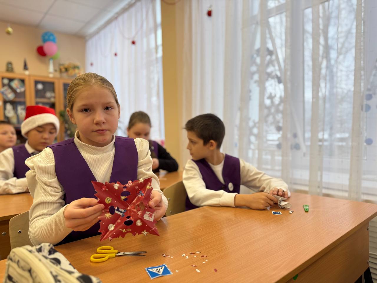 Школьники и дорожные полицейские Сердобского района украсили новогоднюю елку снежинками с дорожными знаками Школьники и дорожные полицейские Сердобского района украсили новогоднюю елку снежинками с дорожными знаками