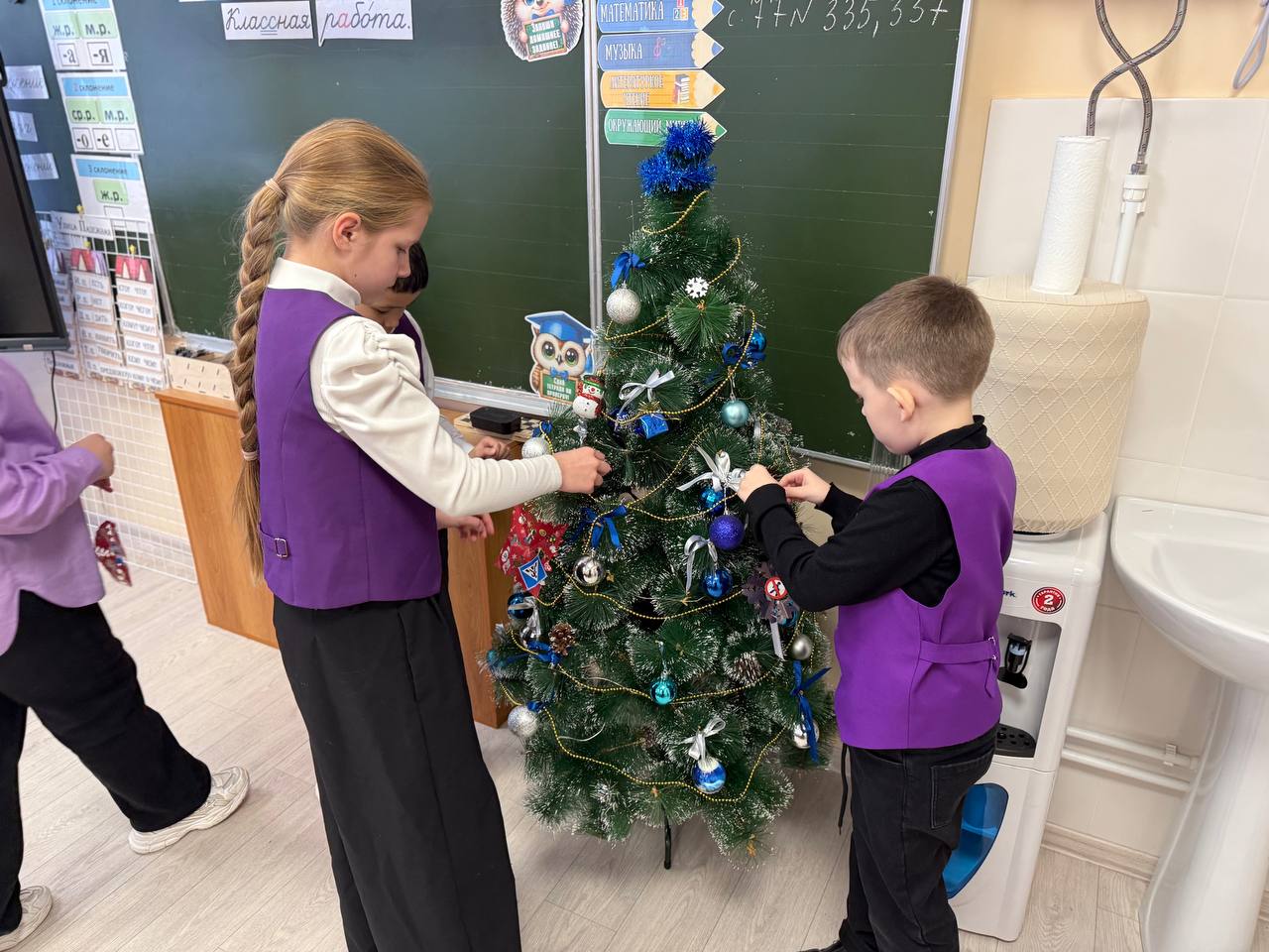 Школьники и дорожные полицейские Сердобского района украсили новогоднюю елку снежинками с дорожными знаками Школьники и дорожные полицейские Сердобского района украсили новогоднюю елку снежинками с дорожными знаками