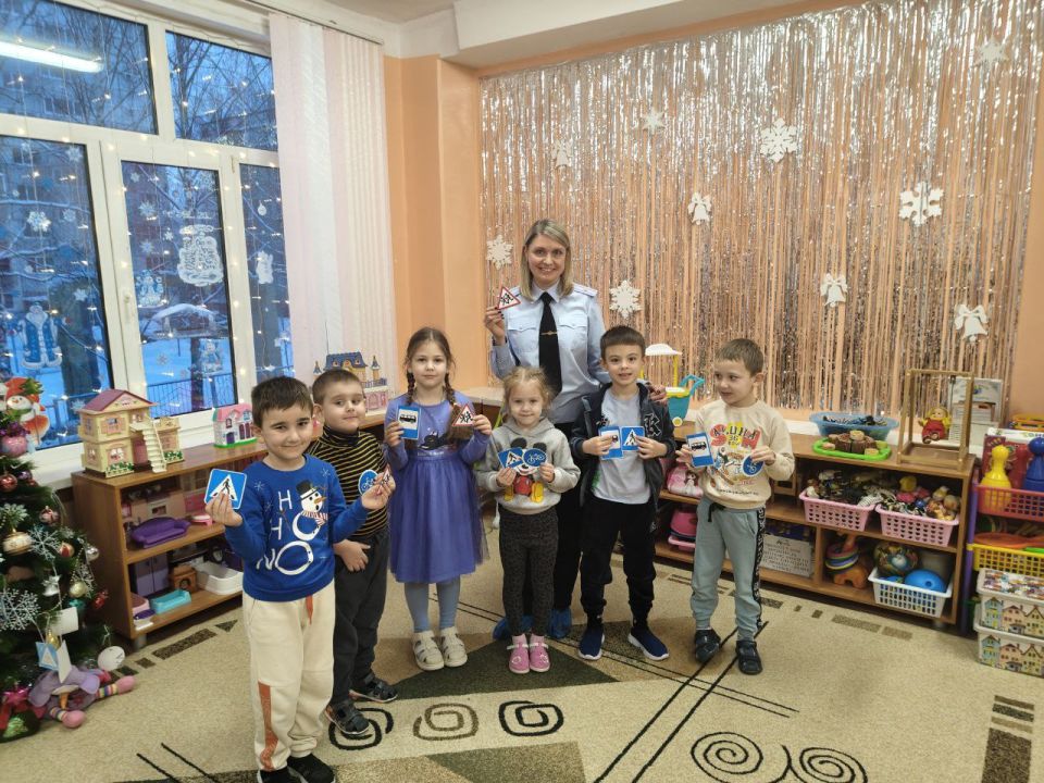 В городе Пензе дошкольники изготовили новогодние игрушки в виде дорожных знаков