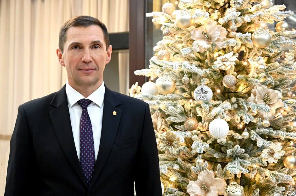 Олег Денисов: Дорогие друзья! От всего сердца поздравляю вас с наступающим Новым годом и Рождеством!