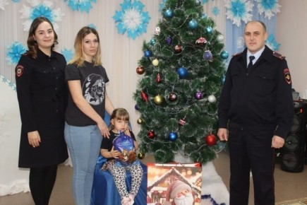 Полицейские Башмаковского района исполнили мечту трехлетней девочки