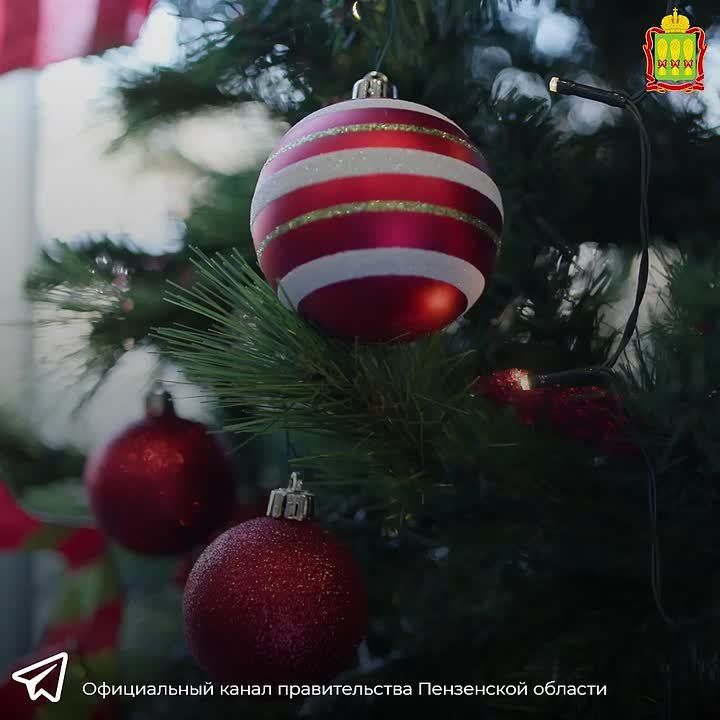 Дорогие друзья!. Поздравляем вас с наступающим Новым годом! Пусть этот праздник принесёт в ваши дома радость, тепло и уют