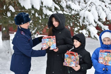 Сотрудники следственного управления поздравили многодетную семью из Белгородской области с Новым годом