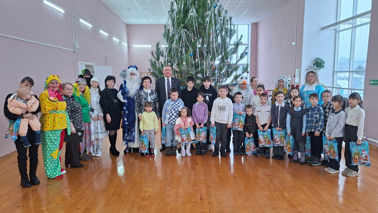 Ильдар Акчурин вручил подарки детям из Неверкинского района Ильдар Акчурин вручил подарки детям из Неверкинского района