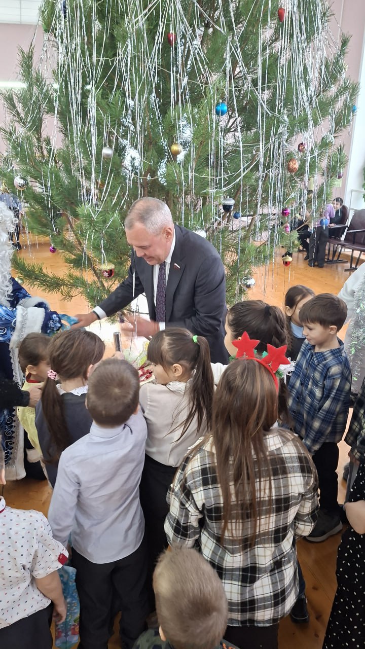 Ильдар Акчурин вручил подарки детям из Неверкинского района