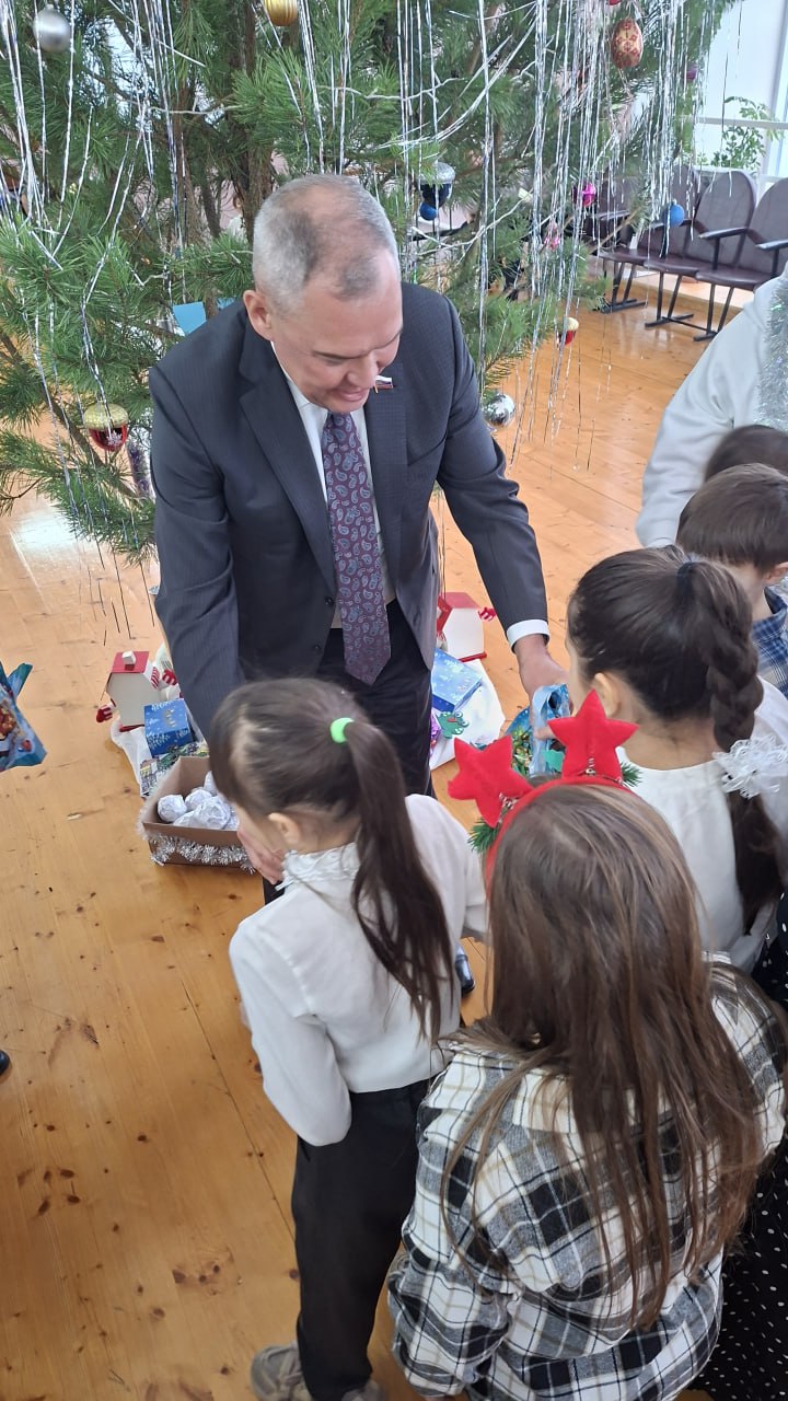 Ильдар Акчурин вручил подарки детям из Неверкинского района Ильдар Акчурин вручил подарки детям из Неверкинского района