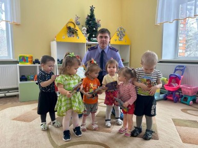 Сотрудники следственного управления поздравили с новогодними праздниками воспитанников детского подшефного учреждения